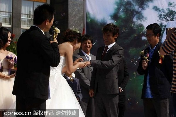 高峰结婚:我站在人生巅峰,牵起最爱的人的手 高峰结婚:我站在人生巅峰,牵起最爱的人的手