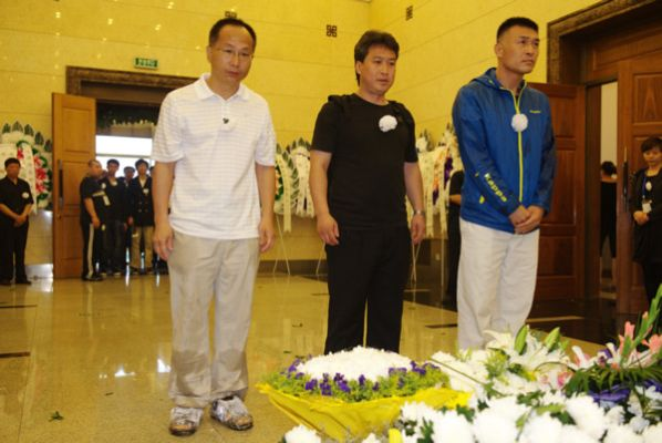 陶伟追悼会:一代足球名嘴的告别,让无数球迷泪洒现场 陶伟追悼会:一代足球名嘴的告别,让无数球迷泪洒现场