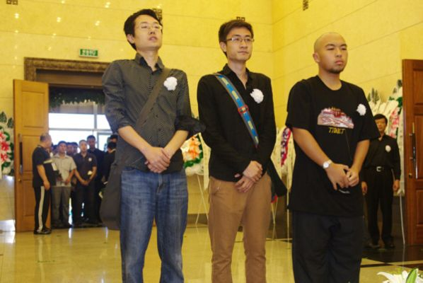 陶伟追悼会:一代足球名嘴的告别,让无数球迷泪洒现场 陶伟追悼会:一代足球名嘴的告别,让无数球迷泪洒现场