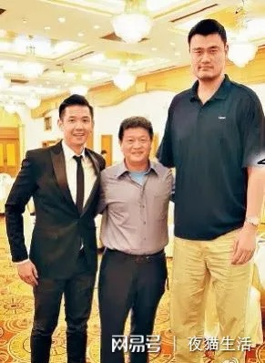 震撼!陈建州与姚明合影曝光,身高差引网友热议 震撼!陈建州与姚明合影曝光,身高差引网友热议
