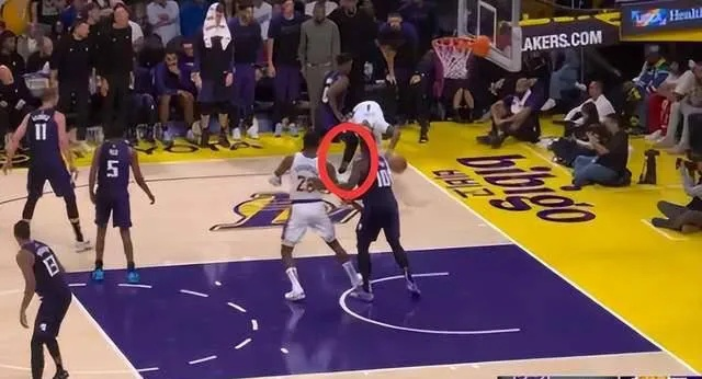 NBA赛场突发争议!隆多情绪失控砸裁判引热议 NBA赛场突发争议!隆多情绪失控砸裁判引热议