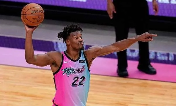 NBA吉米巴特勒:赛场上的独行者,力量与智慧的完美结合 NBA吉米巴特勒:赛场上的独行者,力量与智慧的完美结合