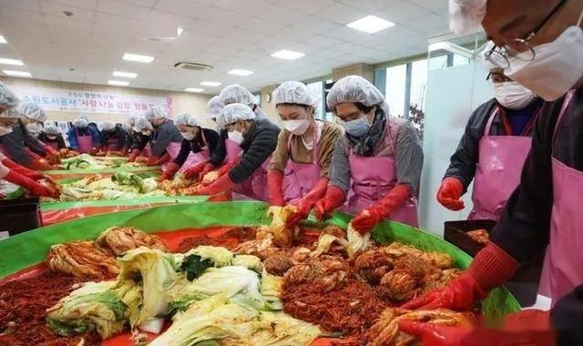 韩国民众抢购泡菜:传统饮食文化与现代需求的碰撞 韩国民众抢购泡菜:传统饮食文化与现代需求的碰撞