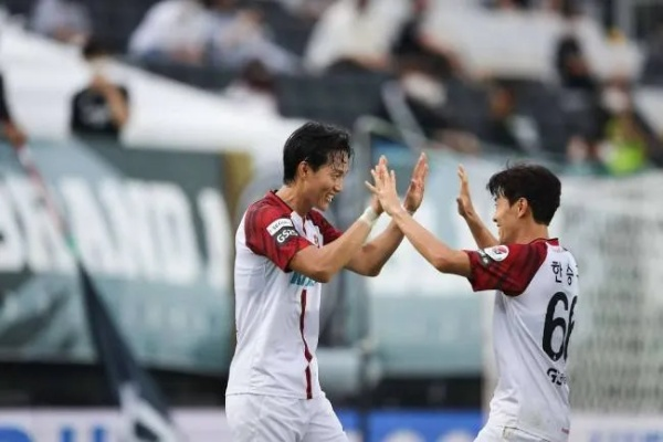 首尔FC:韩国足球的骄傲,年轻球迷的激情源泉 首尔FC:韩国足球的骄傲,年轻球迷的激情源泉