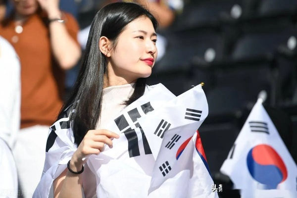 韩国美女球迷:赛场上的靓丽风景线与文化魅力 韩国美女球迷:赛场上的靓丽风景线与文化魅力
