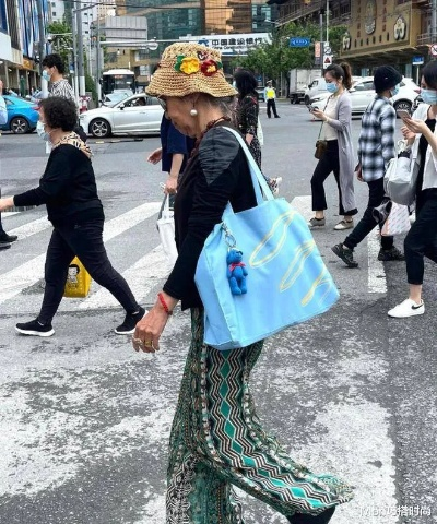 “风骚小阿姨”走红网络:当代年轻人为何追捧这种反差人设? “风骚小阿姨”走红网络:当代年轻人为何追捧这种反差人设?
