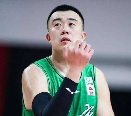 韩德君受伤牵动人心:硬汉倒下,辽宁男篮何去何从? 韩德君受伤牵动人心:硬汉倒下,辽宁男篮何去何从?
