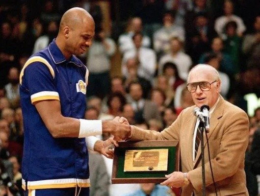 NBA第一人是谁?揭秘篮球之巅的传奇与争议 NBA第一人是谁?揭秘篮球之巅的传奇与争议