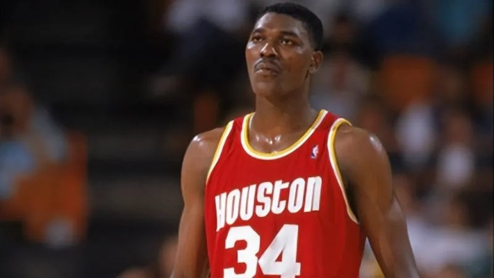 篮球传奇奥拉朱旺:从非洲少年到NBA历史最佳中锋的逆袭之路 篮球传奇奥拉朱旺:从非洲少年到NBA历史最佳中锋的逆袭之路