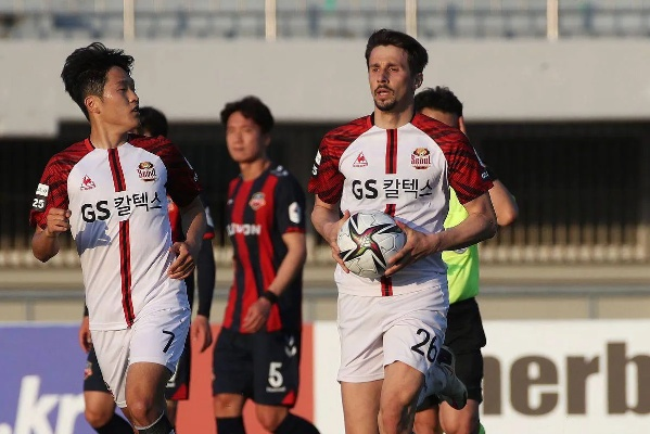 首尔FC激战浦项制铁:青春风暴点燃K联赛巅峰对决 首尔FC激战浦项制铁:青春风暴点燃K联赛巅峰对决