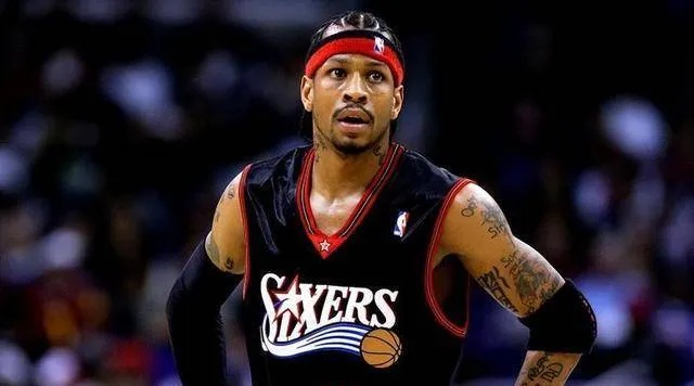 阿伦·艾弗森:从贫民窟到NBA传奇,他用叛逆与热爱定义了篮球精神 阿伦·艾弗森:从贫民窟到NBA传奇,他用叛逆与热爱定义了篮球精神