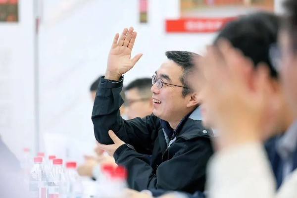 “面对面”:在数字时代重新发现真实连接的力量 “面对面”:在数字时代重新发现真实连接的力量