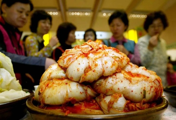 韩国民众抢购泡菜:传统饮食文化与现代需求的碰撞 韩国民众抢购泡菜:传统饮食文化与现代需求的碰撞