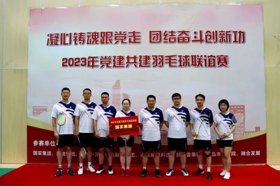 羽毛球队:团结拼搏的运动精神与团队力量 羽毛球队:团结拼搏的运动精神与团队力量