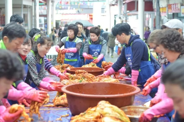 韩国民众抢购泡菜:传统饮食文化与现代需求的碰撞 韩国民众抢购泡菜:传统饮食文化与现代需求的碰撞