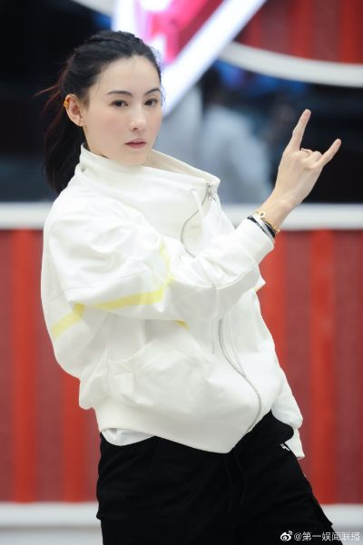 张柏芝跳水惊艳全场:勇敢挑战自我,展现非凡魅力 张柏芝跳水惊艳全场:勇敢挑战自我,展现非凡魅力
