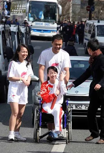 金晶护火炬:一位残疾女孩的勇气与爱国情怀 金晶护火炬:一位残疾女孩的勇气与爱国情怀