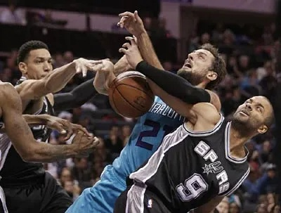 雷霆马刺:NBA赛场上的激情碰撞与战术博弈 雷霆马刺:NBA赛场上的激情碰撞与战术博弈