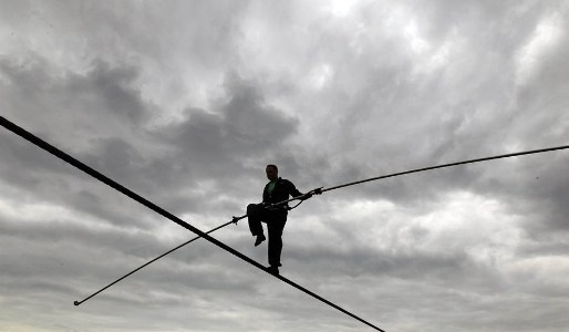 高空走钢丝:在生死边缘舞动的勇气与浪漫 高空走钢丝:在生死边缘舞动的勇气与浪漫