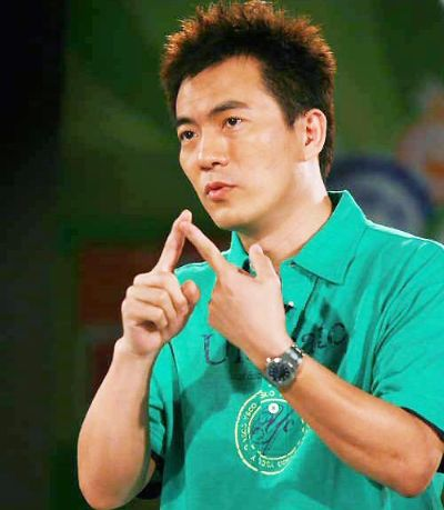 黄健翔疯狂解说:激情与争议并存的足球评论传奇 黄健翔疯狂解说:激情与争议并存的足球评论传奇