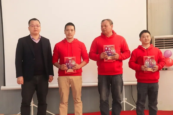 邓飞虎:从普通工人到行业标杆,他的逆袭之路激励了无数年轻人 邓飞虎:从普通工人到行业标杆,他的逆袭之路激励了无数年轻人