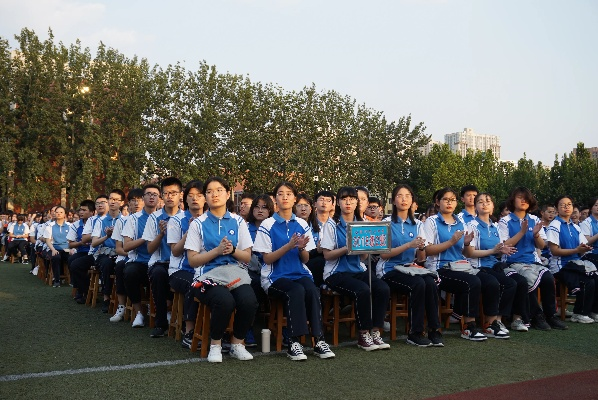 临沂市三中校服在哪里买 临沂市三中校服在哪里买