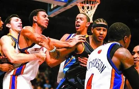 NBA群殴事件:背后揭示的体育精神与道德困境 NBA群殴事件:背后揭示的体育精神与道德困境