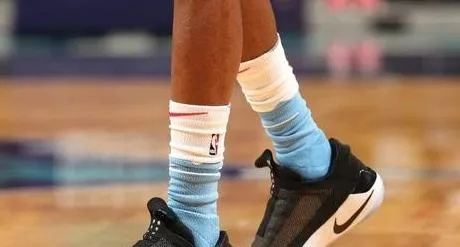 NBA球员穿的长筒袜子:不只是时尚,更是赛场上的秘密武器 NBA球员穿的长筒袜子:不只是时尚,更是赛场上的秘密武器