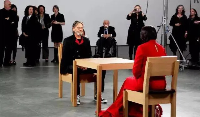 阿布拉诺维奇:颠覆传统的艺术传奇,为何让年轻人如此着迷? 阿布拉诺维奇:颠覆传统的艺术传奇,为何让年轻人如此着迷?