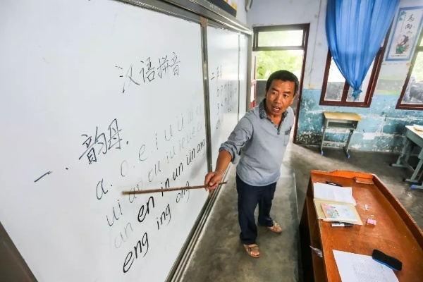 赖扬:一位默默奉献的乡村教师 赖扬:一位默默奉献的乡村教师