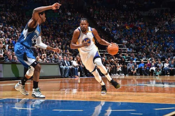 雷霆万钧 杜兰特:篮球场上的无解杀器,如何用天赋改写NBA历史? 雷霆万钧 杜兰特:篮球场上的无解杀器,如何用天赋改写NBA历史?