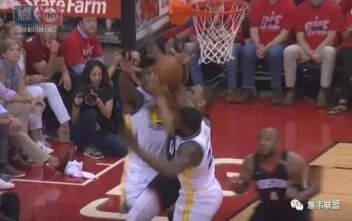 那一刻我懵了!NBA赛场上的乌龙违例让我哭笑不得 那一刻我懵了!NBA赛场上的乌龙违例让我哭笑不得