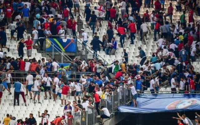 热血沸腾!世界杯美国vs希腊门票抢购现场直击,球迷疯狂排队只为见证历史 热血沸腾!世界杯美国vs希腊门票抢购现场直击,球迷疯狂排队只为见证历史