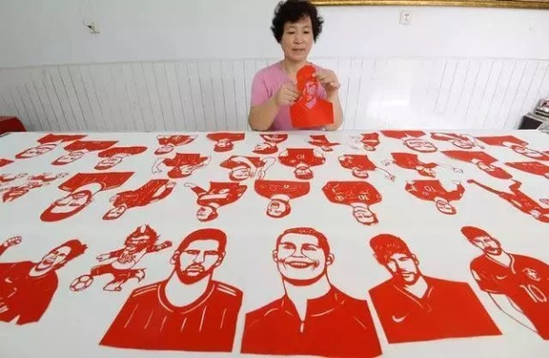 世界杯足球剪纸:传统艺术与现代体育的交融之美 世界杯足球剪纸:传统艺术与现代体育的交融之美