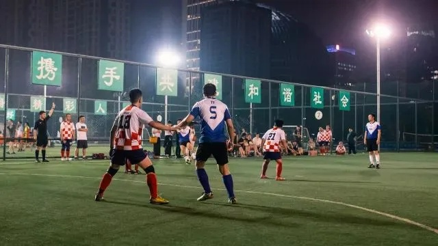 楼底看世界杯—— 那些年,我们一起追的足球梦 楼底看世界杯—— 那些年,我们一起追的足球梦