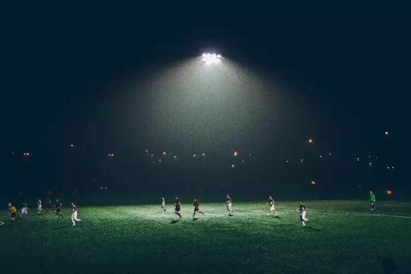 关灯看世界杯:一场光影交织的足球盛宴 关灯看世界杯:一场光影交织的足球盛宴