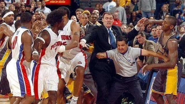 阿泰斯特肘击事件:NBA赛场上的暴力瞬间与深刻反思 阿泰斯特肘击事件:NBA赛场上的暴力瞬间与深刻反思