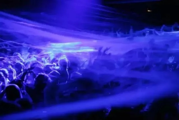 雷霆之夜:我在风暴中心的震撼与敬畏 雷霆之夜:我在风暴中心的震撼与敬畏