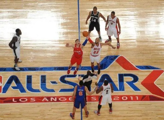 NBA超巨再遭打击:伤病与失利双重考验下的巨星困境 NBA超巨再遭打击:伤病与失利双重考验下的巨星困境