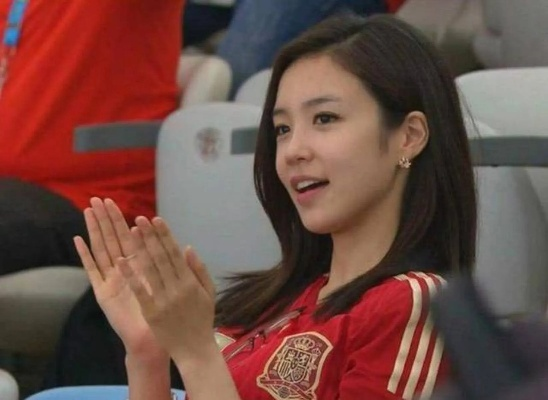 韩国美女球迷:赛场上的靓丽风景线与文化魅力 韩国美女球迷:赛场上的靓丽风景线与文化魅力