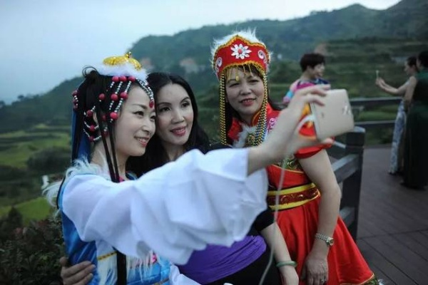 龙岩美女惊艳亮相:揭秘这座山水之城的独特魅力 龙岩美女惊艳亮相:揭秘这座山水之城的独特魅力
