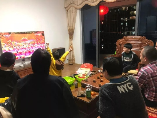 除夕夜欢乐多:看春晚直播成年轻人新年俗 除夕夜欢乐多:看春晚直播成年轻人新年俗