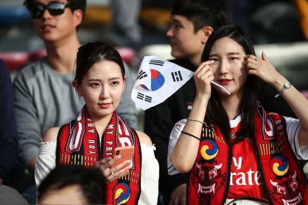 韩国美女球迷:赛场上的靓丽风景线与文化魅力 韩国美女球迷:赛场上的靓丽风景线与文化魅力