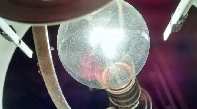 灯灭了之后用手碰一碰灯又亮乐是什么原因? 灯灭了之后用手碰一碰灯又亮乐是什么原因?