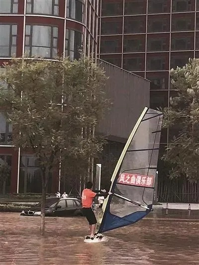 街头惊现帆板高手!男子当街玩帆板引爆路人围观 街头惊现帆板高手!男子当街玩帆板引爆路人围观