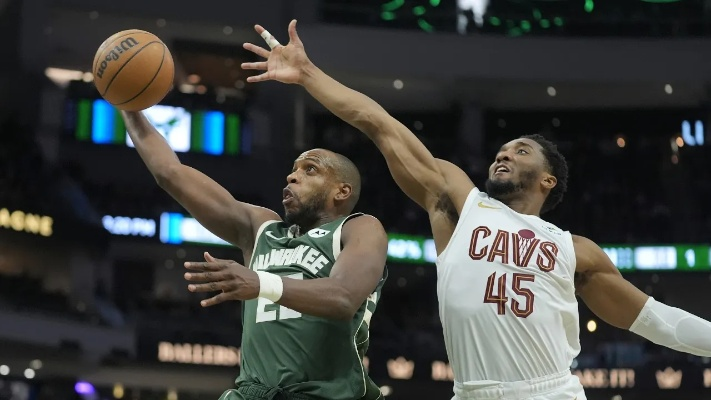 NBA烽火再燃:骑士与雄鹿巅峰对决前瞻 NBA烽火再燃:骑士与雄鹿巅峰对决前瞻
