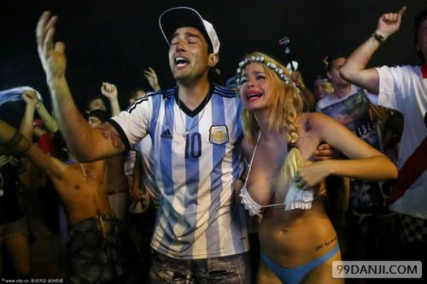 巴西世界杯美女爆乳引热议:足球狂欢中的时尚与激情碰撞 巴西世界杯美女爆乳引热议:足球狂欢中的时尚与激情碰撞