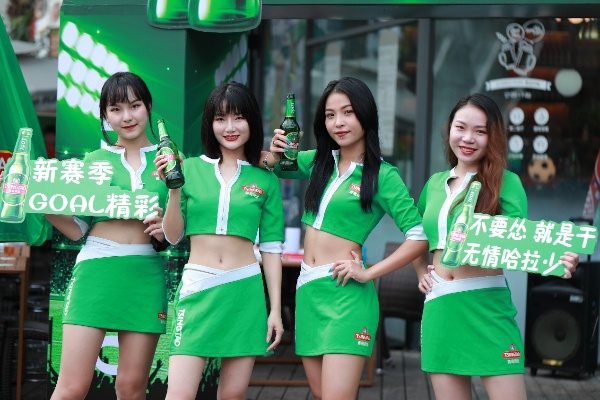 青岛啤酒啦啦队:青春活力点燃赛场,激情四射诠释品牌魅力 青岛啤酒啦啦队:青春活力点燃赛场,激情四射诠释品牌魅力