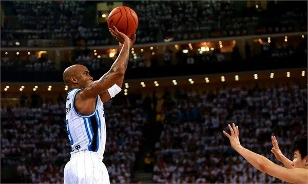 马布里:从NBA球星到中国篮球传奇的华丽转身 马布里:从NBA球星到中国篮球传奇的华丽转身