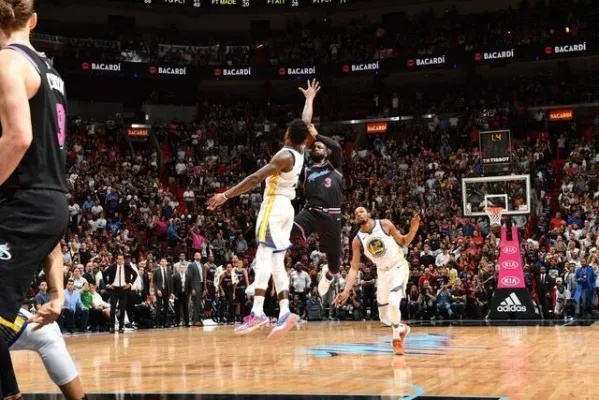 NBA诡异照片:赛场背后的神秘瞬间 NBA诡异照片:赛场背后的神秘瞬间